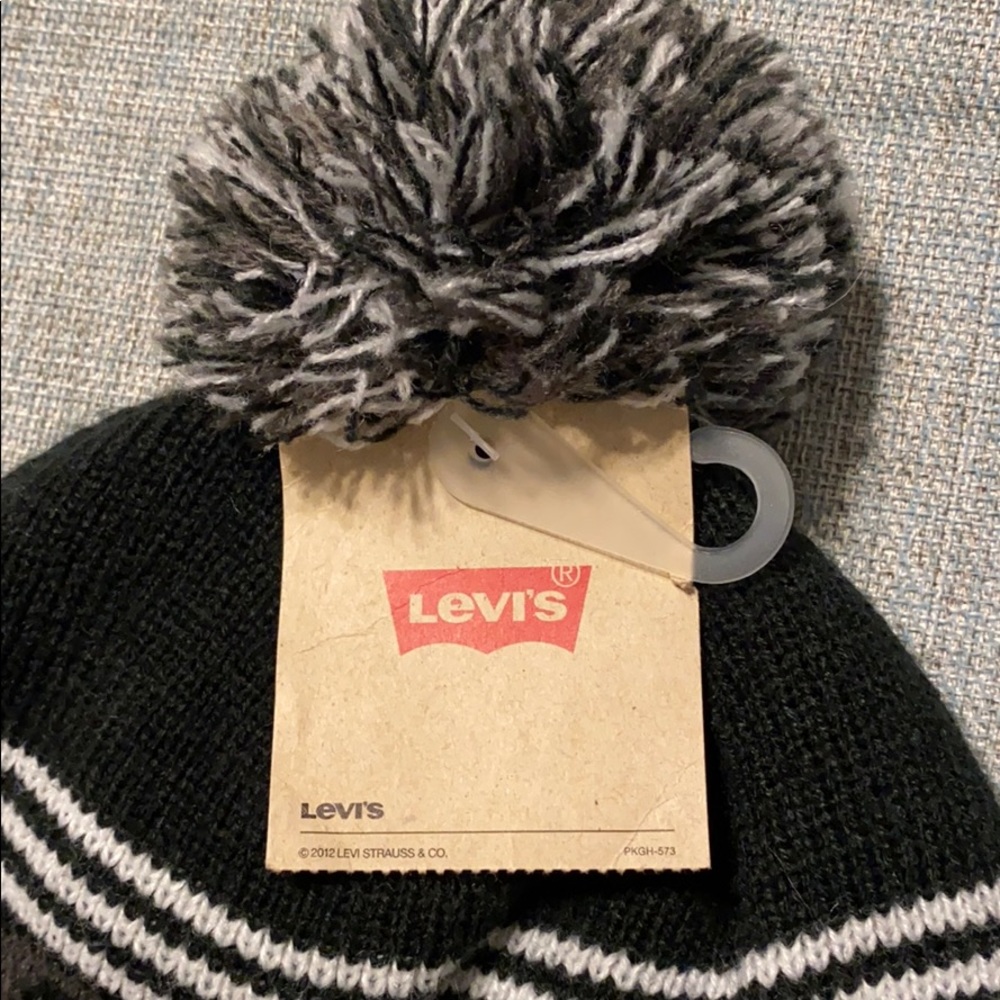 NWT Levi’s Youth Pom Beanie Hat - Picture 3 of 4